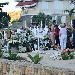 Laeticia Hallyday, ses filles Jade et Joy, Elyette Mamie rock (grand-mère de L. Hallyday), Jean Reno et sa femme Zofia se recueillent sur la tombe de Johnny Hallyday le lendemain de l'enterrement au cimetière marin de Lorient sur l'île Saint-Barthélemy, le 12 décembre 2017.