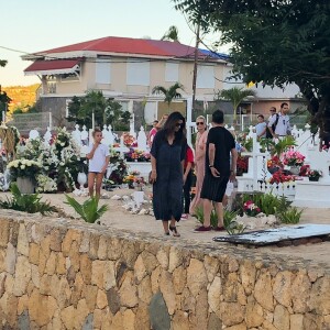 Laeticia Hallyday, ses filles Jade et Joy, Elyette Mamie rock (grand-mère de L. Hallyday), Jean Reno et sa femme Zofia se recueillent sur la tombe de Johnny Hallyday le lendemain de l'enterrement au cimetière marin de Lorient sur l'île Saint-Barthélemy, le 12 décembre 2017.