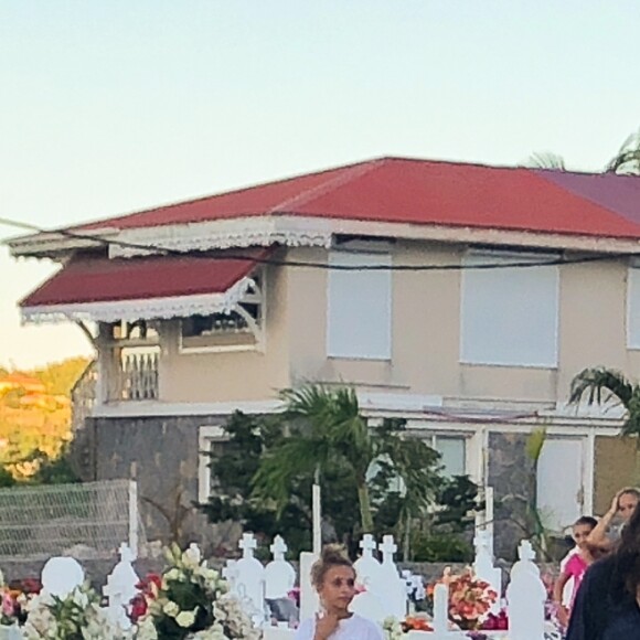 Laeticia Hallyday, ses filles Jade et Joy, Elyette Mamie rock (grand-mère de L. Hallyday), Jean Reno et sa femme Zofia se recueillent sur la tombe de Johnny Hallyday le lendemain de l'enterrement au cimetière marin de Lorient sur l'île Saint-Barthélemy, le 12 décembre 2017.