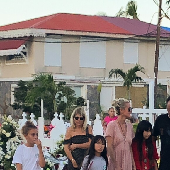 Laeticia Hallyday, ses filles Jade et Joy, Elyette Mamie rock (grand-mère de L. Hallyday), Jean Reno et sa femme Zofia se recueillent sur la tombe de Johnny Hallyday le lendemain de l'enterrement au cimetière marin de Lorient sur l'île Saint-Barthélemy, le 12 décembre 2017.