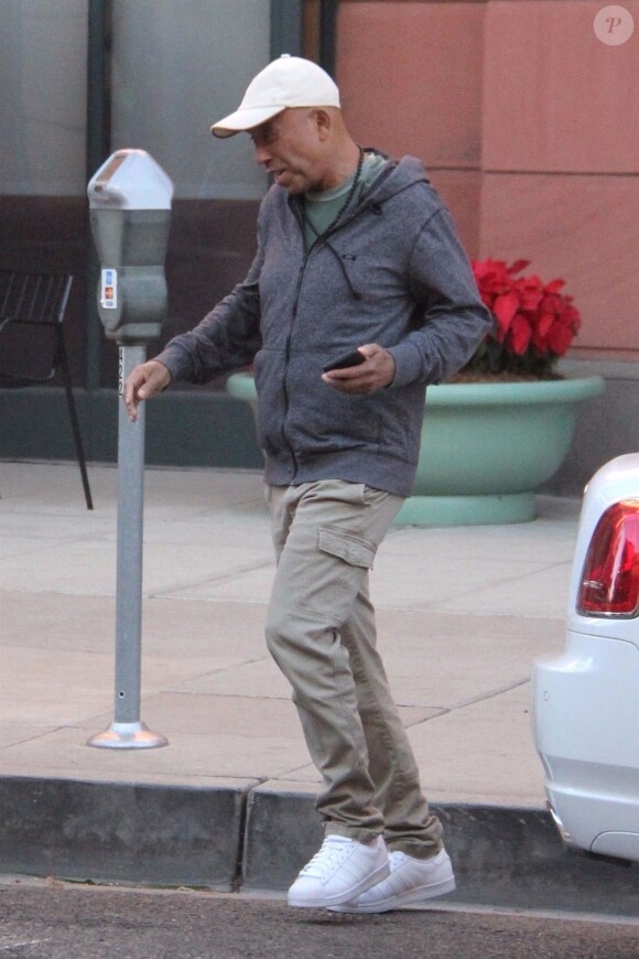 Russell Simmons à la sortie d'un centre médical à Beverly Hills, le 5 décembre 2017.