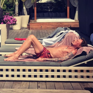 Yaël Abrot immortalise Johnny Hallyday au bord de la piscine de sa villa de Saint-Barthélemy, le 30 août 2017.