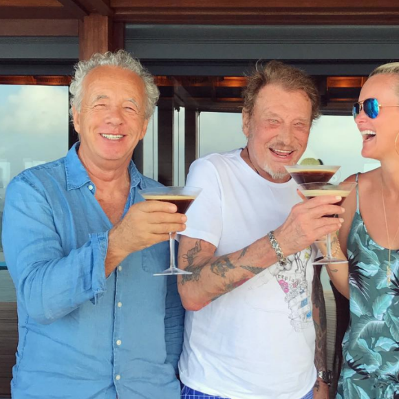 Johnny Hallyday partage un cocktail avec Laeticia et le photographe Gilles Bensimon à Saint-Barthélemy, le 17 août 2017.