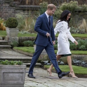 Le prince Harry et Meghan Markle posent à Kensington palace après l'annonce de leur mariage au printemps 2018 à Londres le 27 novembre 2017. Le mariage aura lieu le 19 mai 2018 au château de Windsor.