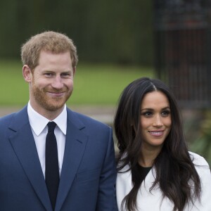 Le prince Harry et Meghan Markle posent à Kensington palace après l'annonce de leur mariage au printemps 2018 à Londres le 27 novembre 2017. Le mariage aura lieu le 19 mai 2018 au château de Windsor.