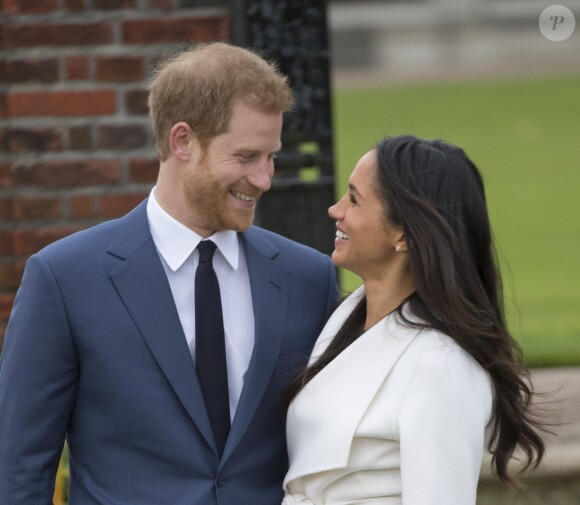 Le prince Harry et Meghan Markle posent à Kensington palace après l'annonce de leur mariage au printemps 2018 à Londres le 27 novembre 2017. Le mariage aura lieu le 19 mai 2018 au château de Windsor.