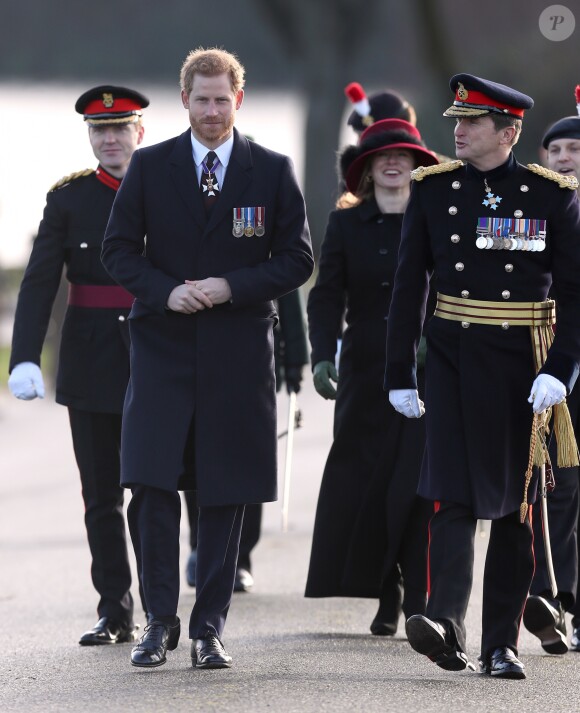 Le prince Harry représentait la reine Elizabeth II le 15 décembre 2017 lors de la revue des troupes de la Parade de la Souveraine, marquant la sortie d'une nouvelle promotion d'officiers de l'Académie militaire royale de Sandhurst.