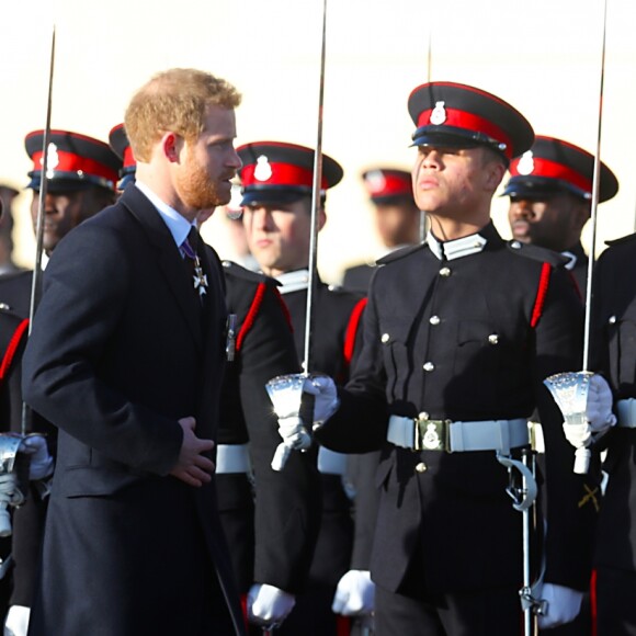 Le prince Harry représentait la reine Elizabeth II le 15 décembre 2017 lors de la revue des troupes de la Parade de la Souveraine, marquant la sortie d'une nouvelle promotion d'officiers de l'Académie militaire royale de Sandhurst.