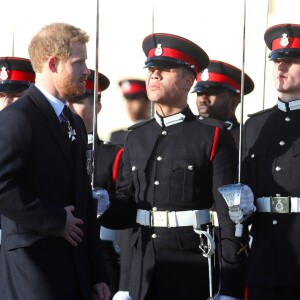 Le prince Harry représentait la reine Elizabeth II le 15 décembre 2017 lors de la revue des troupes de la Parade de la Souveraine, marquant la sortie d'une nouvelle promotion d'officiers de l'Académie militaire royale de Sandhurst.