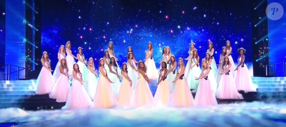 Les 30 Miss régionales rendent hommage à Johnny Hallyday en tenue de gala - Concours Miss France 2018. Sur TF1, le 16 décembre 2017.