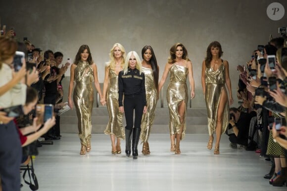 Carla Bruni, Claudia Schiffer, Naomi Campbell, Cindy Crawford, Helena Christensen et Donatella Versace - Défilé de mode printemps-été 2018 "Versace" à Milan. Le 22 septembre 2017.