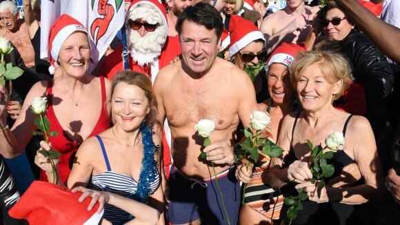 Christian Estrosi, maire solidaire, se jette à l'eau pour le bain de Noël