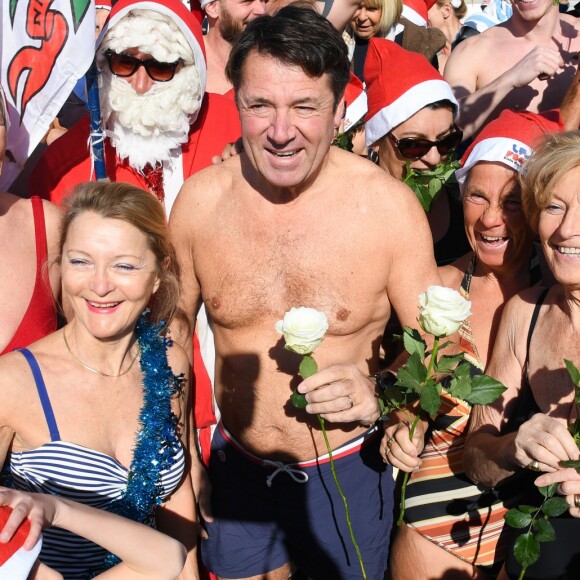 Environ 200 personnes se sont jetées à la mer à l'occasion du 73ème Bain de Noël sur la plage du Ruhl à Nice en présence du maire Christian Estrosi. 86 roses blanches ont été jetées a l'eau pour rendre hommage aux victimes de l'attentat du 14 Juillet 2016. Nice le 17 décembre 2017. © Lionel Urman/Bestimage 