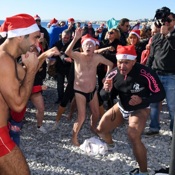 Environ 200 personnes se sont jetées à la mer à l'occasion du 73ème Bain de Noël sur la plage du Ruhl à Nice en présence du maire Christian Estrosi. 86 roses blanches ont été jetées a l'eau pour rendre hommage aux victimes de l'attentat du 14 Juillet 2016. Nice le 17 décembre 2017. © Lionel Urman/Bestimage 