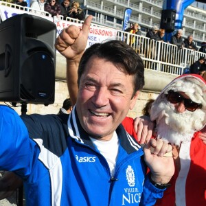 Environ 200 personnes se sont jetées à la mer à l'occasion du 73ème Bain de Noël sur la plage du Ruhl à Nice en présence du maire Christian Estrosi. 86 roses blanches ont été jetées a l'eau pour rendre hommage aux victimes de l'attentat du 14 Juillet 2016. Nice le 17 décembre 2017. © Lionel Urman/Bestimage 