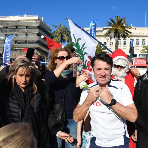 Environ 200 personnes se sont jetées à la mer à l'occasion du 73ème Bain de Noël sur la plage du Ruhl à Nice en présence du maire Christian Estrosi. 86 roses blanches ont été jetées a l'eau pour rendre hommage aux victimes de l'attentat du 14 Juillet 2016. Nice le 17 décembre 2017. © Lionel Urman/Bestimage 