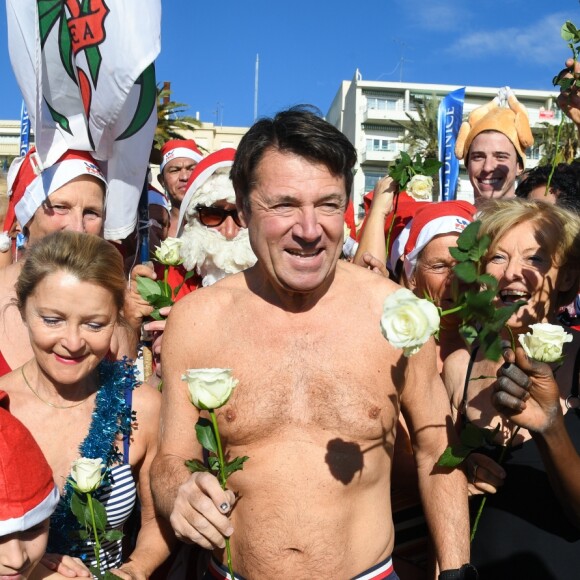 Environ 200 personnes se sont jetées à la mer à l'occasion du 73ème Bain de Noël sur la plage du Ruhl à Nice en présence du maire Christian Estrosi. 86 roses blanches ont été jetées a l'eau pour rendre hommage aux victimes de l'attentat du 14 Juillet 2016. Nice le 17 décembre 2017. © Lionel Urman/Bestimage 