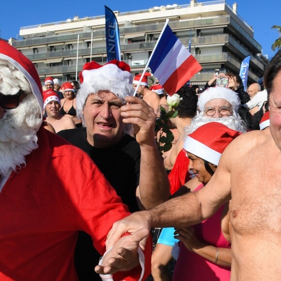 Environ 200 personnes se sont jetées à la mer à l'occasion du 73ème Bain de Noël sur la plage du Ruhl à Nice en présence du maire Christian Estrosi. 86 roses blanches ont été jetées a l'eau pour rendre hommage aux victimes de l'attentat du 14 Juillet 2016. Nice le 17 décembre 2017. © Lionel Urman/Bestimage 