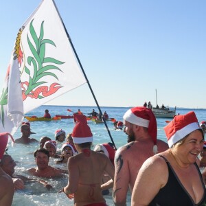 Environ 200 personnes se sont jetées à la mer à l'occasion du 73ème Bain de Noël sur la plage du Ruhl à Nice en présence du maire Christian Estrosi. 86 roses blanches ont été jetées a l'eau pour rendre hommage aux victimes de l'attentat du 14 Juillet 2016. Nice le 17 décembre 2017. © Lionel Urman/Bestimage 