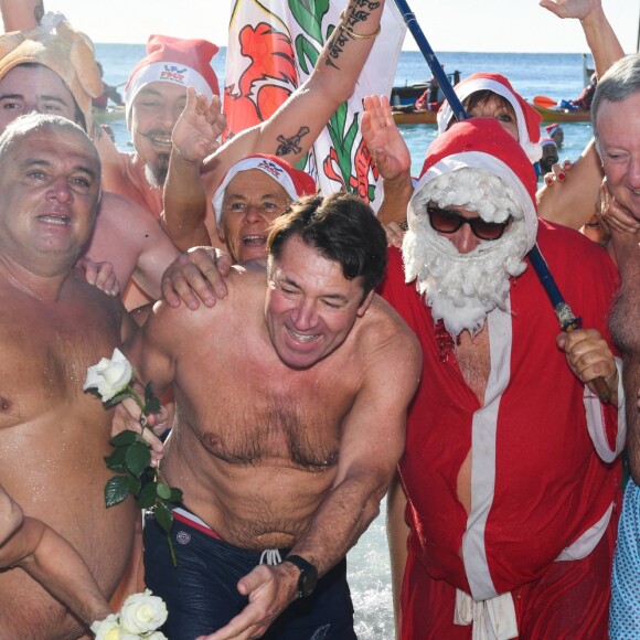 Environ 200 personnes se sont jetées à la mer à l'occasion du 73ème Bain de Noël sur la plage du Ruhl à Nice en présence du maire Christian Estrosi. 86 roses blanches ont été jetées a l'eau pour rendre hommage aux victimes de l'attentat du 14 Juillet 2016. Nice le 17 décembre 2017. © Lionel Urman/Bestimage 