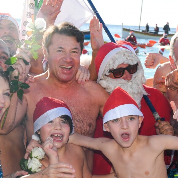 Environ 200 personnes se sont jetées à la mer à l'occasion du 73ème Bain de Noël sur la plage du Ruhl à Nice en présence du maire Christian Estrosi. 86 roses blanches ont été jetées a l'eau pour rendre hommage aux victimes de l'attentat du 14 Juillet 2016. Nice le 17 décembre 2017. © Lionel Urman/Bestimage 