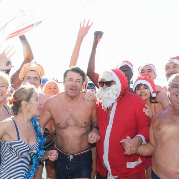 Environ 200 personnes se sont jetées à la mer à l'occasion du 73ème Bain de Noël sur la plage du Ruhl à Nice en présence du maire Christian Estrosi. 86 roses blanches ont été jetées a l'eau pour rendre hommage aux victimes de l'attentat du 14 Juillet 2016. Nice le 17 décembre 2017. © Lionel Urman/Bestimage 