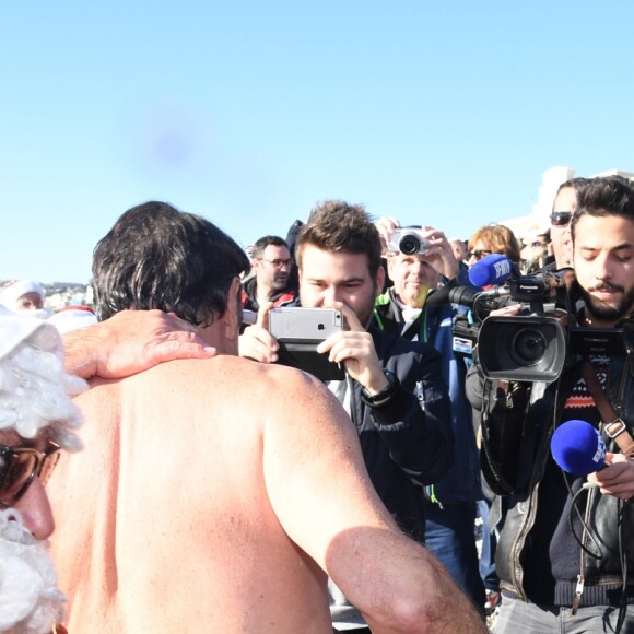 Environ 200 personnes se sont jetées à la mer à l'occasion du 73ème Bain de Noël sur la plage du Ruhl à Nice en présence du maire Christian Estrosi. 86 roses blanches ont été jetées a l'eau pour rendre hommage aux victimes de l'attentat du 14 Juillet 2016. Nice le 17 décembre 2017. © Lionel Urman/Bestimage 