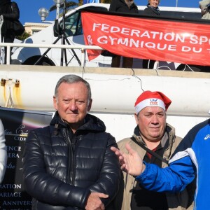 Environ 200 personnes se sont jetées à la mer à l'occasion du 73ème Bain de Noël sur la plage du Ruhl à Nice en présence du maire Christian Estrosi. 86 roses blanches ont été jetées a l'eau pour rendre hommage aux victimes de l'attentat du 14 Juillet 2016. Nice le 17 décembre 2017. © Lionel Urman/Bestimage 