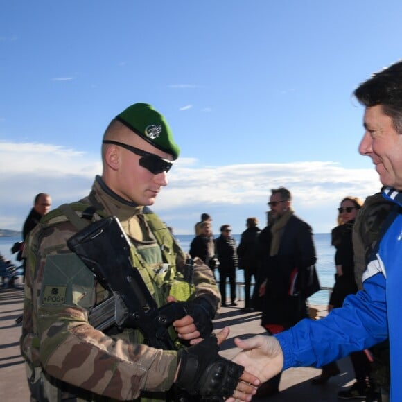 Environ 200 personnes se sont jetées à la mer à l'occasion du 73ème Bain de Noël sur la plage du Ruhl à Nice en présence du maire Christian Estrosi. 86 roses blanches ont été jetées a l'eau pour rendre hommage aux victimes de l'attentat du 14 Juillet 2016. Nice le 17 décembre 2017. © Lionel Urman/Bestimage 