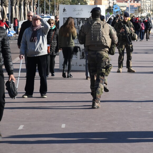 Environ 200 personnes se sont jetées à la mer à l'occasion du 73ème Bain de Noël sur la plage du Ruhl à Nice en présence du maire Christian Estrosi. 86 roses blanches ont été jetées a l'eau pour rendre hommage aux victimes de l'attentat du 14 Juillet 2016. Nice le 17 décembre 2017. © Lionel Urman/Bestimage 