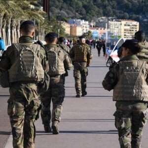 Environ 200 personnes se sont jetées à la mer à l'occasion du 73ème Bain de Noël sur la plage du Ruhl à Nice en présence du maire Christian Estrosi. 86 roses blanches ont été jetées a l'eau pour rendre hommage aux victimes de l'attentat du 14 Juillet 2016. Nice le 17 décembre 2017. © Lionel Urman/Bestimage 