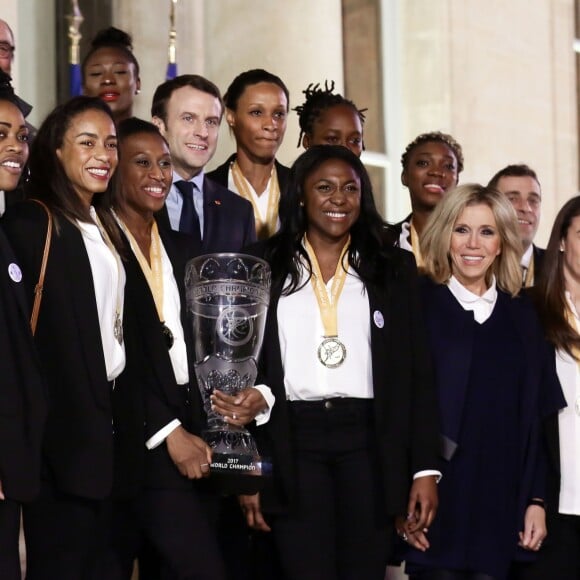 Laura Flessel (Ministre des Sports), le Président de la République Emmanuel Macron et sa femme Brigitte Macron (Trogneux) reçoivent les championnes du monde de handall au Palais de l'Elysée à Paris, le 18 décembre 2017. © Stéphane Lemouton/Bestimage