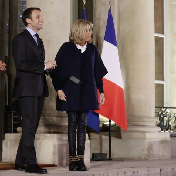 Laura Flessel (Ministre des Sports), le Président de la République Emmanuel Macron et sa femme Brigitte Macron (Trogneux) reçoivent les championnes du monde de handall au Palais de l'Elysée à Paris, le 18 décembre 2017. © Stéphane Lemouton/Bestimage