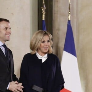 Laura Flessel (Ministre des Sports), le Président de la République Emmanuel Macron et sa femme Brigitte Macron (Trogneux) reçoivent les championnes du monde de handall au Palais de l'Elysée à Paris, le 18 décembre 2017. © Stéphane Lemouton/Bestimage