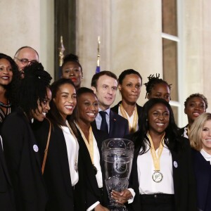 Laura Flessel (Ministre des Sports), le Président de la République Emmanuel Macron et sa femme Brigitte Macron (Trogneux) reçoivent les championnes du monde de handall au Palais de l'Elysée à Paris, le 18 décembre 2017. © Stéphane Lemouton/Bestimage