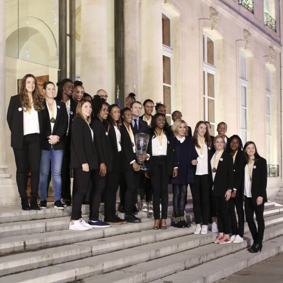 Laura Flessel (Ministre des Sports), le Président de la République Emmanuel Macron et sa femme Brigitte Macron (Trogneux) reçoivent les championnes du monde de handall au Palais de l'Elysée à Paris, le 18 décembre 2017. © Stéphane Lemouton/Bestimage