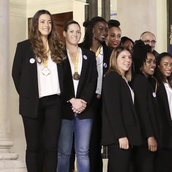 Laura Flessel (Ministre des Sports), le Président de la République Emmanuel Macron et sa femme Brigitte Macron (Trogneux) reçoivent les championnes du monde de handall au Palais de l'Elysée à Paris, le 18 décembre 2017. © Stéphane Lemouton/Bestimage