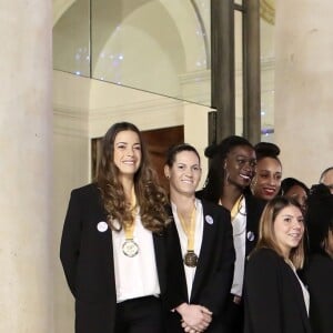 Laura Flessel (Ministre des Sports), le Président de la République Emmanuel Macron et sa femme Brigitte Macron (Trogneux) reçoivent les championnes du monde de handall au Palais de l'Elysée à Paris, le 18 décembre 2017. © Stéphane Lemouton/Bestimage