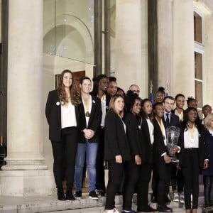 Laura Flessel (Ministre des Sports), le Président de la République Emmanuel Macron et sa femme Brigitte Macron (Trogneux) reçoivent les championnes du monde de handall au Palais de l'Elysée à Paris, le 18 décembre 2017. © Stéphane Lemouton/Bestimage