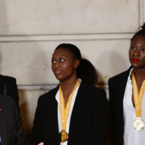 Le président de la République Emmanuel Macron reçoit les championnes du monde de Handball au Palais de l'Elysée, Paris, France, le 18 décembre 2017. © Stéphane Lemouton/Bestimage