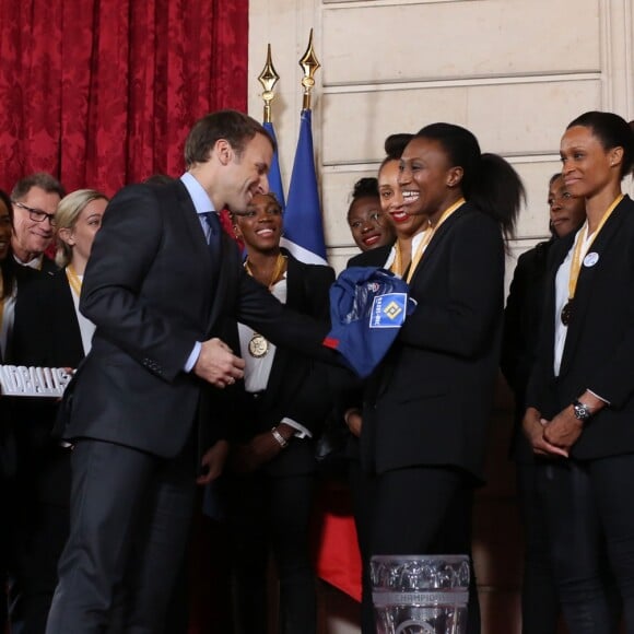 Le président de la République Emmanuel Macron reçoit les championnes du monde de Handball au Palais de l'Elysée, Paris, France, le 18 décembre 2017. © Stéphane Lemouton/Bestimage