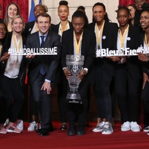 Le président de la République Emmanuel Macron reçoit les championnes du monde de Handball au Palais de l'Elysée, Paris, France, le 18 décembre 2017. © Stéphane Lemouton/Bestimage