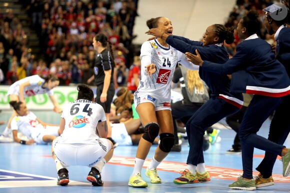 Beatrice Edwige célèbrent sa victoire - L'équipe de France de handball féminin a remporté son deuxième Championnat du monde en battant la Norvège (23-21) à Hambourg, le 17 décembre 2017. © JLPPA/Bestimage