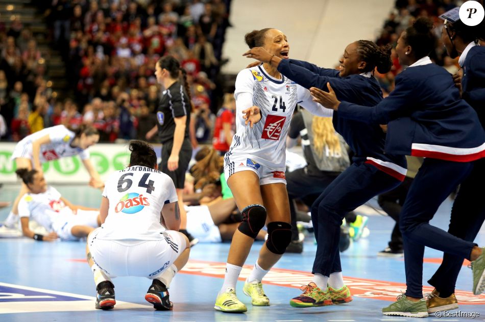 Beatrice Edwige Celebrent Sa Victoire L Equipe De France De Handball Feminin A Remporte Son Deuxieme Championnat Du Monde En Battant La Norvege 23 21 A Hamb Purepeople