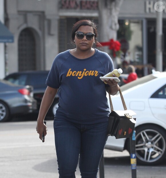 Exclusif - Mindy Kaling, enceinte, a été aperçue dans les rues de Los Angeles. L'actrice porte un tee shirt 'Bonjour', un jean, des claquettes et un sac 'Gucci', le 29 novembre 2017.