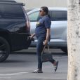 Exclusif - Mindy Kaling, enceinte, a été aperçue dans les rues de Los Angeles. L'actrice porte un tee shirt 'Bonjour', un jean, des claquettes et un sac 'Gucci', le 29 novembre 2017.