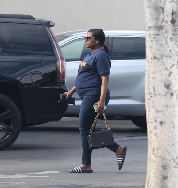 Exclusif - Mindy Kaling, enceinte, a été aperçue dans les rues de Los Angeles. L'actrice porte un tee shirt 'Bonjour', un jean, des claquettes et un sac 'Gucci', le 29 novembre 2017.