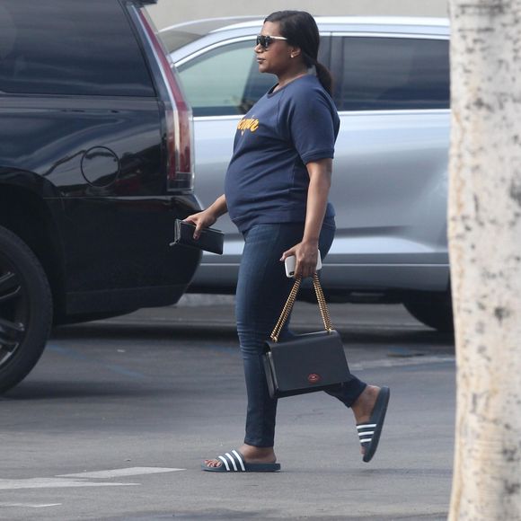 Exclusif - Mindy Kaling, enceinte, a été aperçue dans les rues de Los Angeles. L'actrice porte un tee shirt 'Bonjour', un jean, des claquettes et un sac 'Gucci', le 29 novembre 2017.