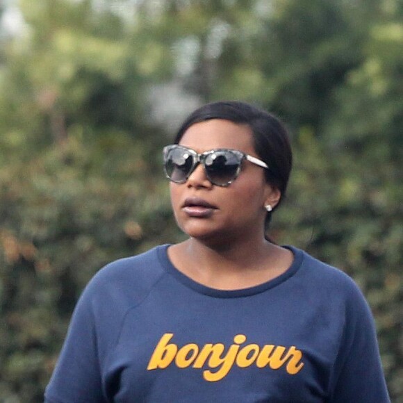 Exclusif - Mindy Kaling, enceinte, a été aperçue dans les rues de Los Angeles. L'actrice porte un tee shirt 'Bonjour', un jean, des claquettes et un sac 'Gucci', le 29 novembre 2017.