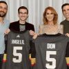 Céline Dion et son fils René-Charles, avec un nouvelle moustache, ont reçu la visite de joueurs de hockey de l'équipe des Vegas Golden Knights, à Las Vegas, le 19 novembre 2017. 